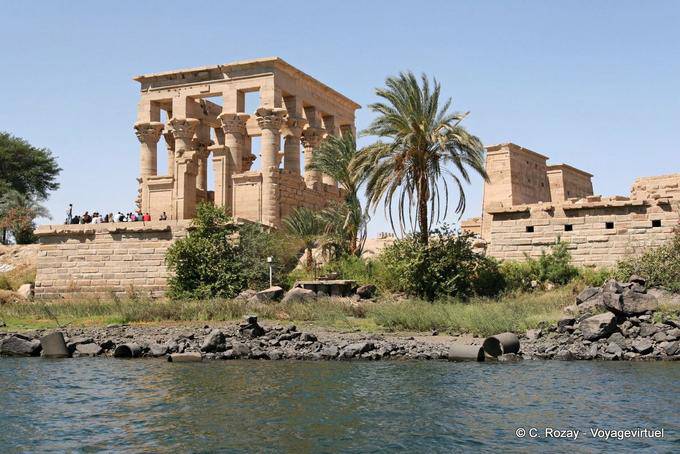 Tempel von Philae, eine andere Ansicht des Trajan Kiosk vom Nil - Aegypten