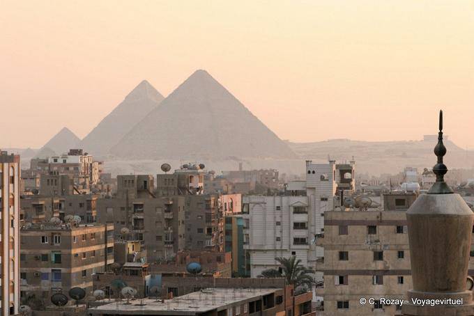 Sonnenuntergang auf dem Gizeh Nekropole von der Innenstadt von Kairo - Aegypten
