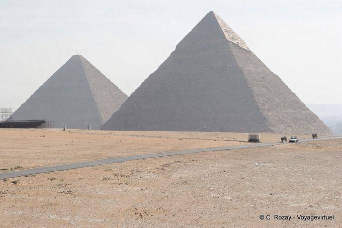 In den Morgennebel, die Pyramiden von Cheops und Chephren - Aegypten