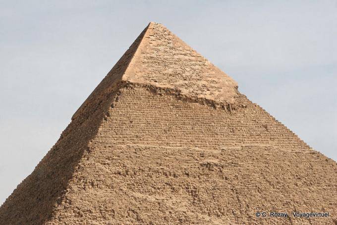Der Kalkstein mit Blick auf die Spitze der Pyramide des Chephren - Aegypten