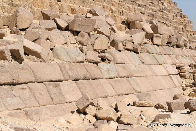 Granitblöcke Ablösen von der Basis der Pyramide des Mykerinos, Giza - Aegypten