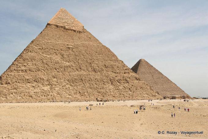 Angle Perspektive auf zwei Pyramiden von Gizeh - Aegypten