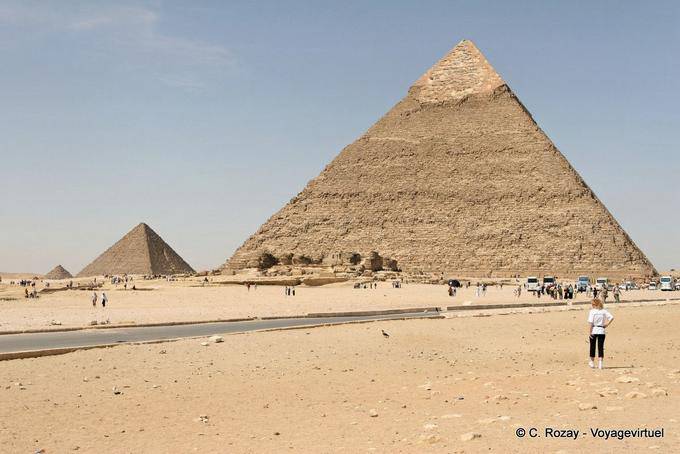 Alignment der drei Pyramiden, Vordergrund Chephren und Mykerinos-Pyramide und der Königinnen, Giza - Aegypten