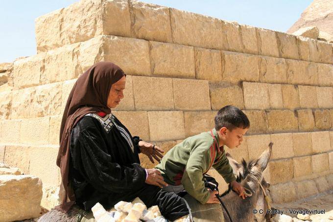Frau und Kind Nachkommen eines Esels, Giza - Aegypten