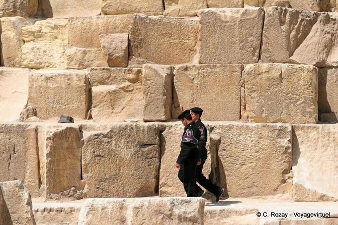 Die Polizei und die Größe der Cheops-Pyramide - Aegypten