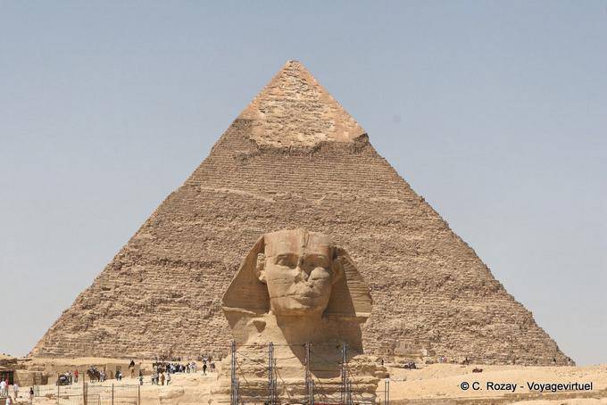 Die Sphynx in der Mitte der Pyramide des Chephren - Aegypten