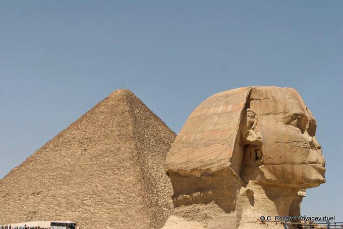 Die Sphynx vor der Cheops-Pyramide - Aegypten