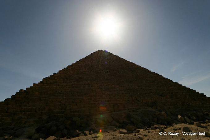 Ra Sonne auf der Spitze der Pyramide - Aegypten