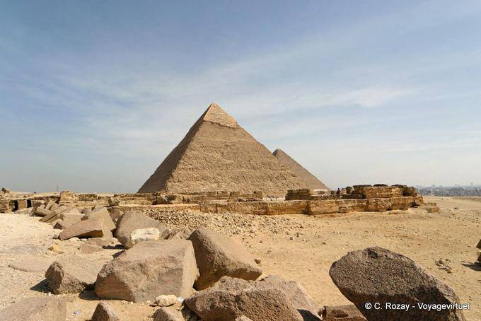 Kalksteinblöcken und Pyramiden in einer Reihe, Giza - Aegypten