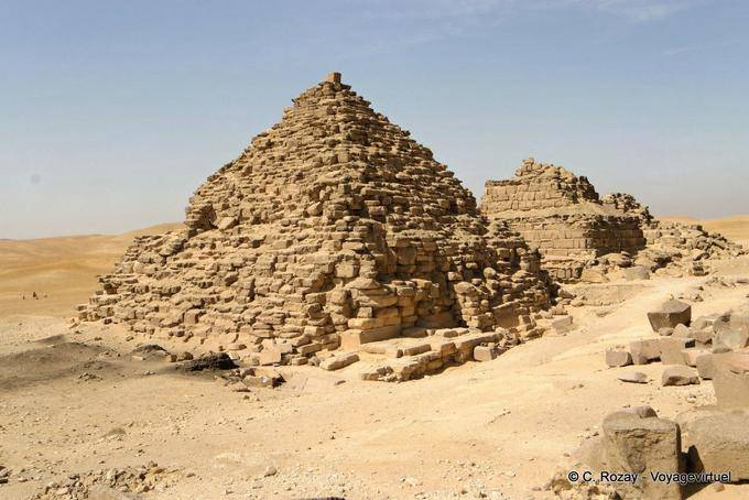 Die kleinen Pyramiden auf der Giza Queens archäologischen Stätte - Aegypten