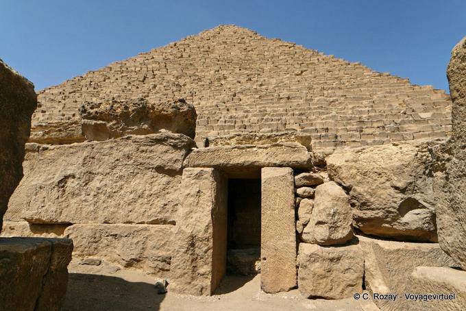 Der Eingang zur Kapelle des Kultes des Mykerinos, Mit nördlich der Pyramide - Aegypten