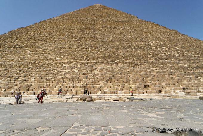 Plattform zwischen Stein und Himmel, die große Pyramide des Cheops - Aegypten