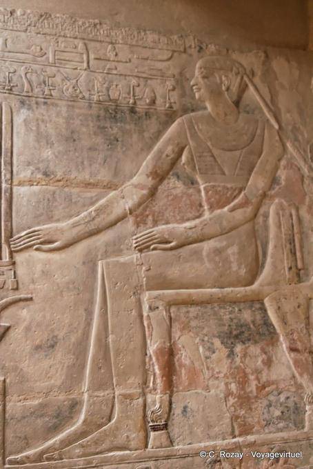 Relief der Figur auf einem Thron sitzend, Mastaba von Mereruka, Sakkara - Aegypten