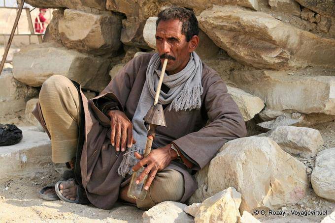 Kamel mit einem hausgemachten Pfeife, Sakkara - Aegypten