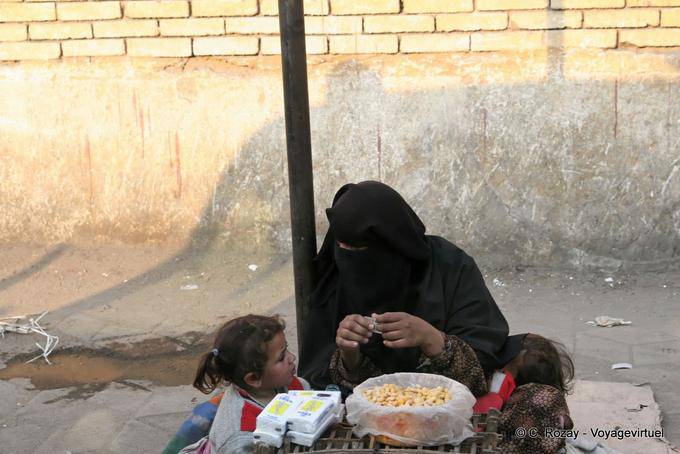 Verschleierte Markt auf dem Bürgersteig, Kairo - Aegypten