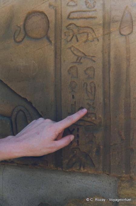 Finger auf den Hieroglyphen, Tempel von Edfu - Aegypten