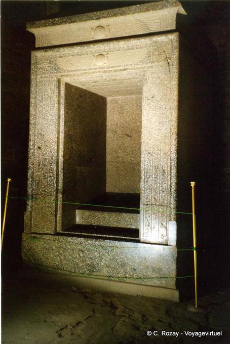 Naos grauem Granit des Heiligtums, Tempel von Edfu - Aegypten