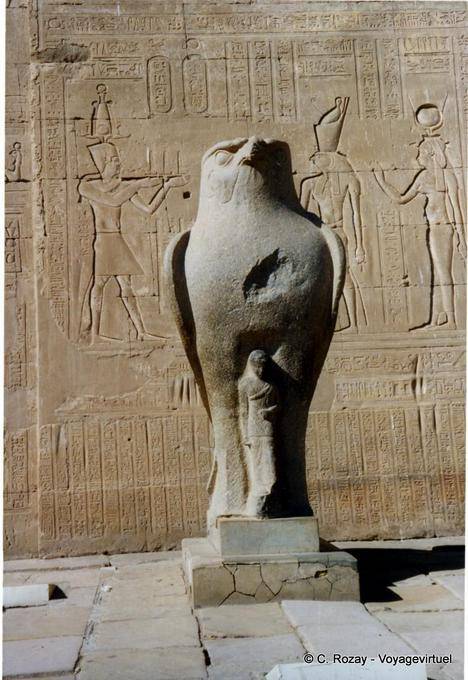 Statue des Horus der Falke-Gott vor einem Pylon, Edfu Tempel - Aegypten