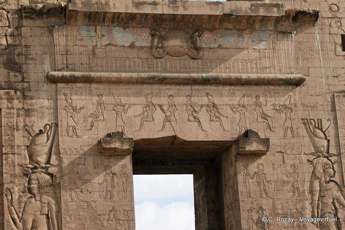 Über dem Portal des Vorplatzes mit Horus dargestellt als eine geflügelte Sonnen Tempels von Edfu - Aegypten