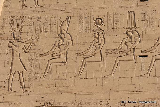 Pharao Ptolemaios XII Opfergaben an Götter, Pylon von Edfu - Aegypten
