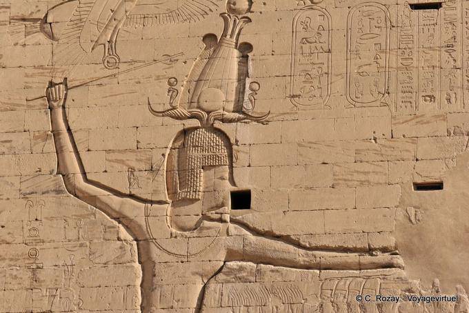 Pharao Ptolemaios XII in Feinden an den Haaren, Erleichterung Pylon, Edfu Tempel - Aegypten