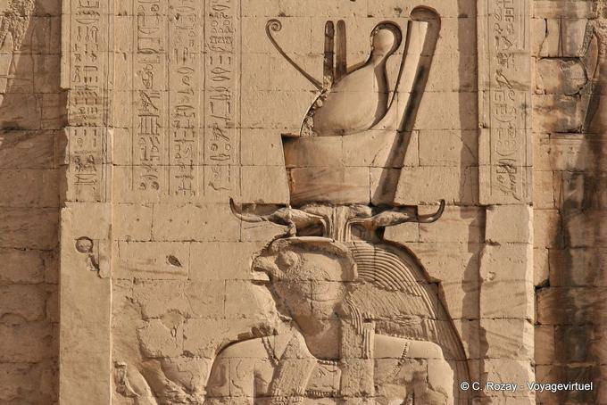 Horus Kopf auf den monumentalen Turm geschnitzt, Tempel von Edfu - Aegypten