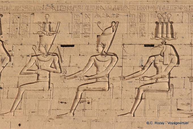 Darstellungen von Gottheiten sitzt Seite der Pylon, Edfu Tempel - Aegypten