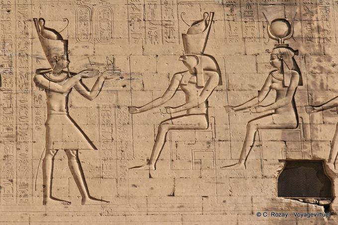 Mit den Pharao Ptolemaios XII zu den Göttern, links der Turm, Plaza Tempel, Edfu - Aegypten