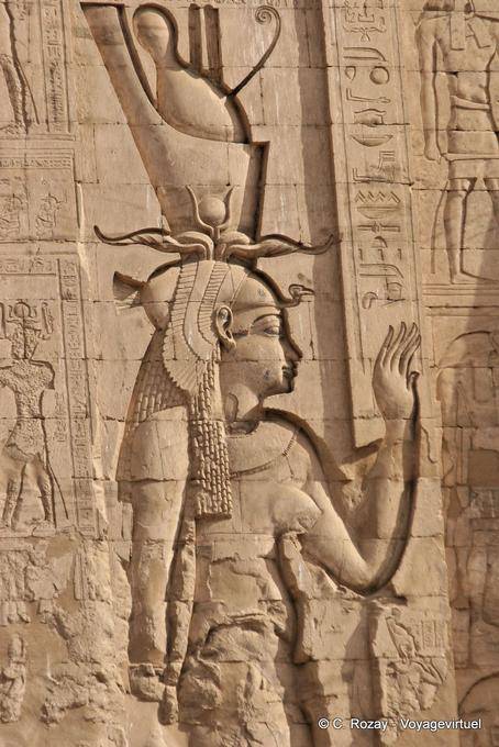 Skulptur der Göttin Hathor, die Frau des Horus, rechts von der Zugangstür zum Tempel, Edfu - Aegypten