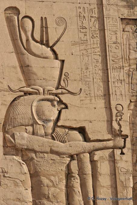 Schließen der Gott Horus geschnitzt auf der Fassade des Turms, rechts, Edfu - Aegypten