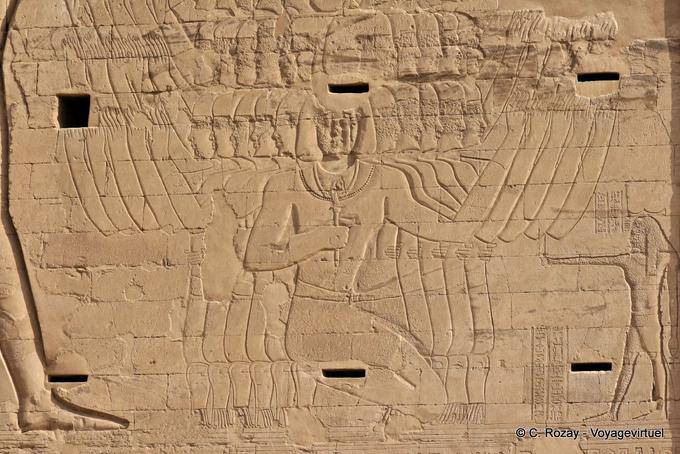Fragment der linken Pylon-Massiv, das Töten von Feinden in Gegenwart von Sopdu Gott, Tempel von Edfu - Aegypten