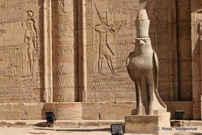 Statue des Horus mit den Kronen von Ober- und Unterägypten (Granit), Eintritt in die Säulenhalle, Edfu - Aegypten