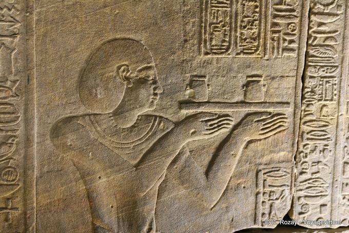 Opferszene, in einem Vorraum, Edfu angehoben - Aegypten