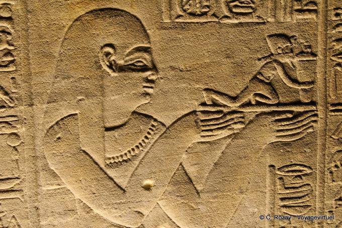 Perfume Raum oder Labor Darstellung der Sphinx hält eine Parfüm-Flasche, Edfu - Aegypten