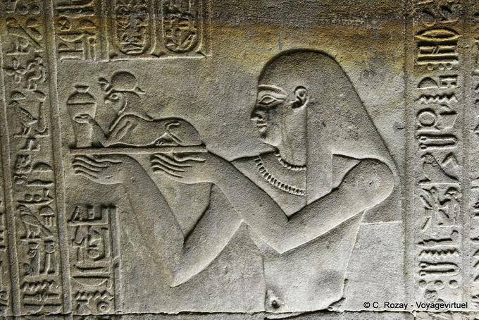 Eine andere Darstellung des Pharaos mit einer Parfümflasche durch eine Sphynx gehalten, Raumduft Edfu-Tempel - Aegypten