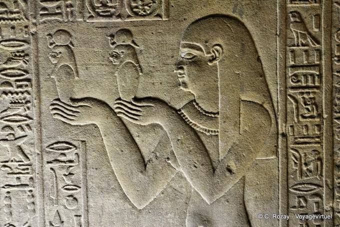Finesse eines Reliefs, Tempel von Horus, Edfu - Aegypten