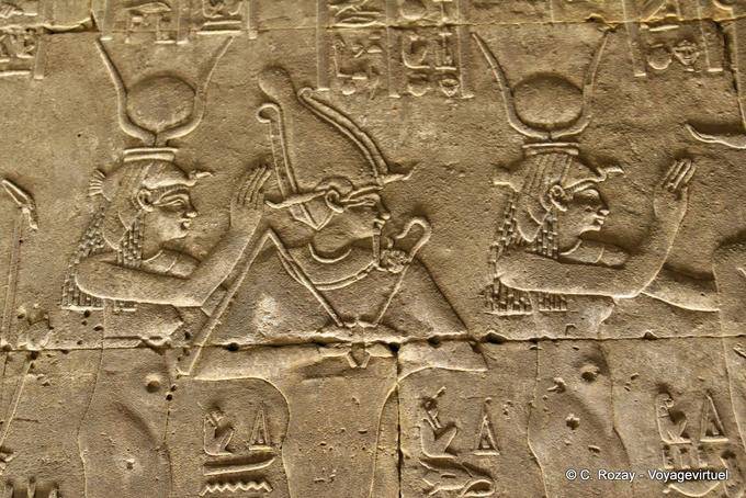 Pharao und seine Attribute. Es wird von Darstellungen von Hathor Tempel von Edfu umgeben - Aegypten