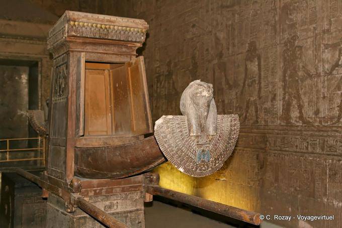 Wiederherstellung des Bootes vor dem Horus Naos. Werk von Auguste Mariette, Edfu getan - Aegypten
