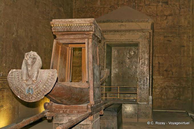 Der Naos Repository göttlicher Statue des Falken-Gott und dem Boot Mariette, Edfu - Aegypten