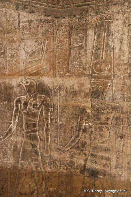 Reliefs an der Wand des Heiligen der Heiligen, des Tempels von Edfu - Aegypten