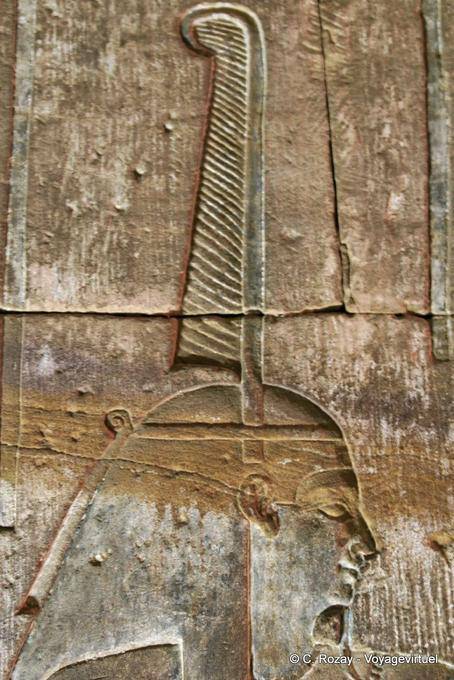 Detail eines Reliefs, die den Kopfschmuck des Pharaos, der Tempel von Edfu - Aegypten