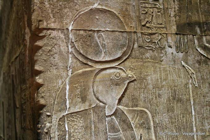 Horus, der Sohn von Osiris und Isis, das Tragen der Mond und Sonne, Flachrelief, Tempel von Edfu - Aegypten