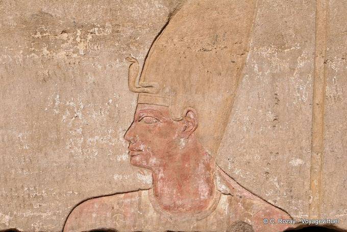 Farbbeständigkeit in der vorbildlichen Bedeutung Pharaos, Kapelle von Stoffen, Edfu Tempel - Aegypten