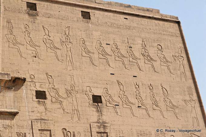 Auf der rechten oberen Teil der Außenseite des Turms, Tempel von Edfu - Aegypten
