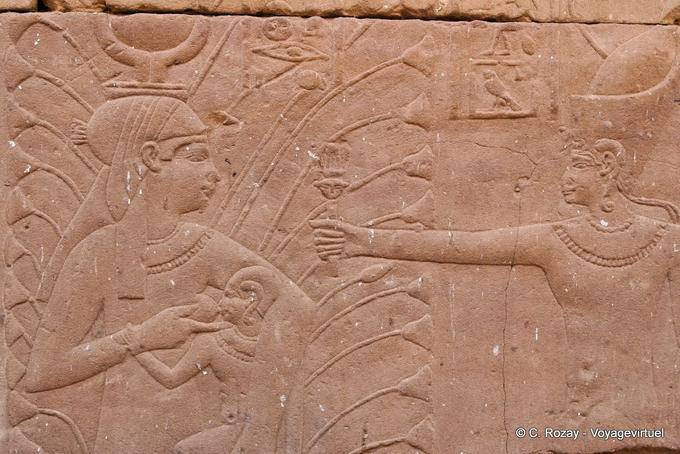 Hathor säugt ihr Sohn Harsomtous, Wand Mammisi (Geburtsort), Tempel von Edfu - Aegypten