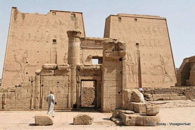 Mit Blick auf das Mammisi, um Ihi Gott, Sohn des Horus und Hathor, Edfu gewidmet - Aegypten