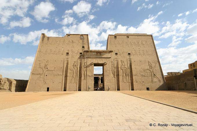 Panorama von der Esplanade, dem ersten Pylon des Tempels von Edfu - Aegypten