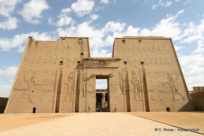 Edfu, der imposanten Fassade des Turms von zwei Statuen des Horus am Eingang bewacht - Aegypten