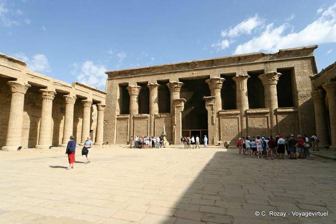Tempelhof, gegenüber dem Eingang der Großen Säulensaal von Edfu - Aegypten