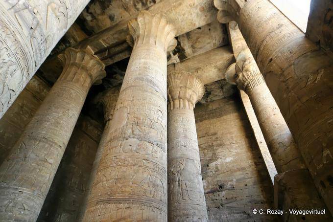 Säulen und Kapitelle der Großen Säulensaal, Tempel von Edfu - Aegypten